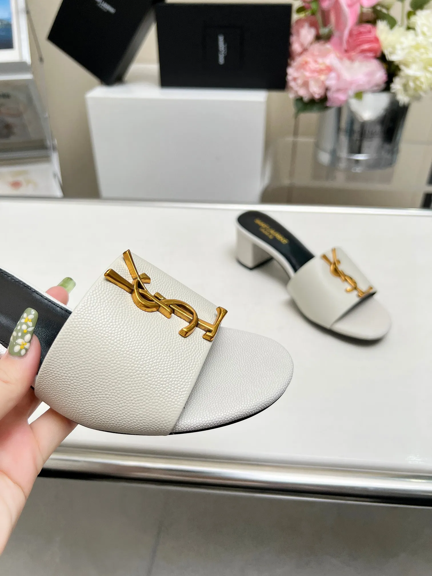 👟👟Ex-factory price 340👟👟 Genuine leather sole +30 Heel height: 5cm Fabric: Cow leather Pads: Sheep leather Size: 35-43 (42, 43 custom-made, non-returnable) [Saint Laurent] Saint Laurent 2024 counter synchronized new model, YSL-logo letter buckle decoration, high-quality and glamorous masterpiece, both temperament and fashion Classic and attractive design style, especially beautiful on the feet